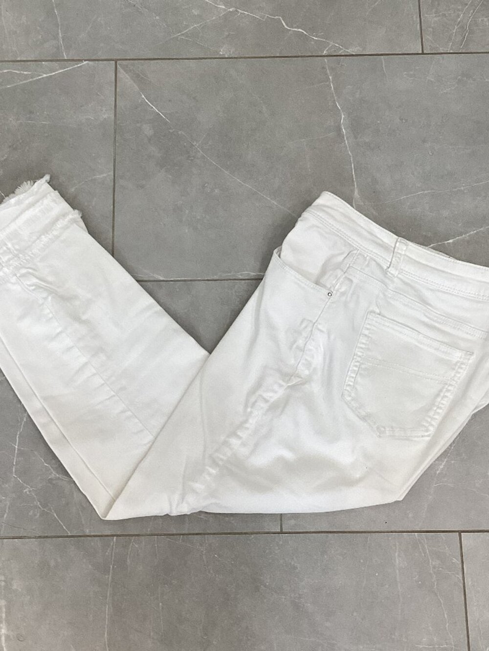 Charlie White Cropped Pants With Raw Hem Fringe Detail – sz 10